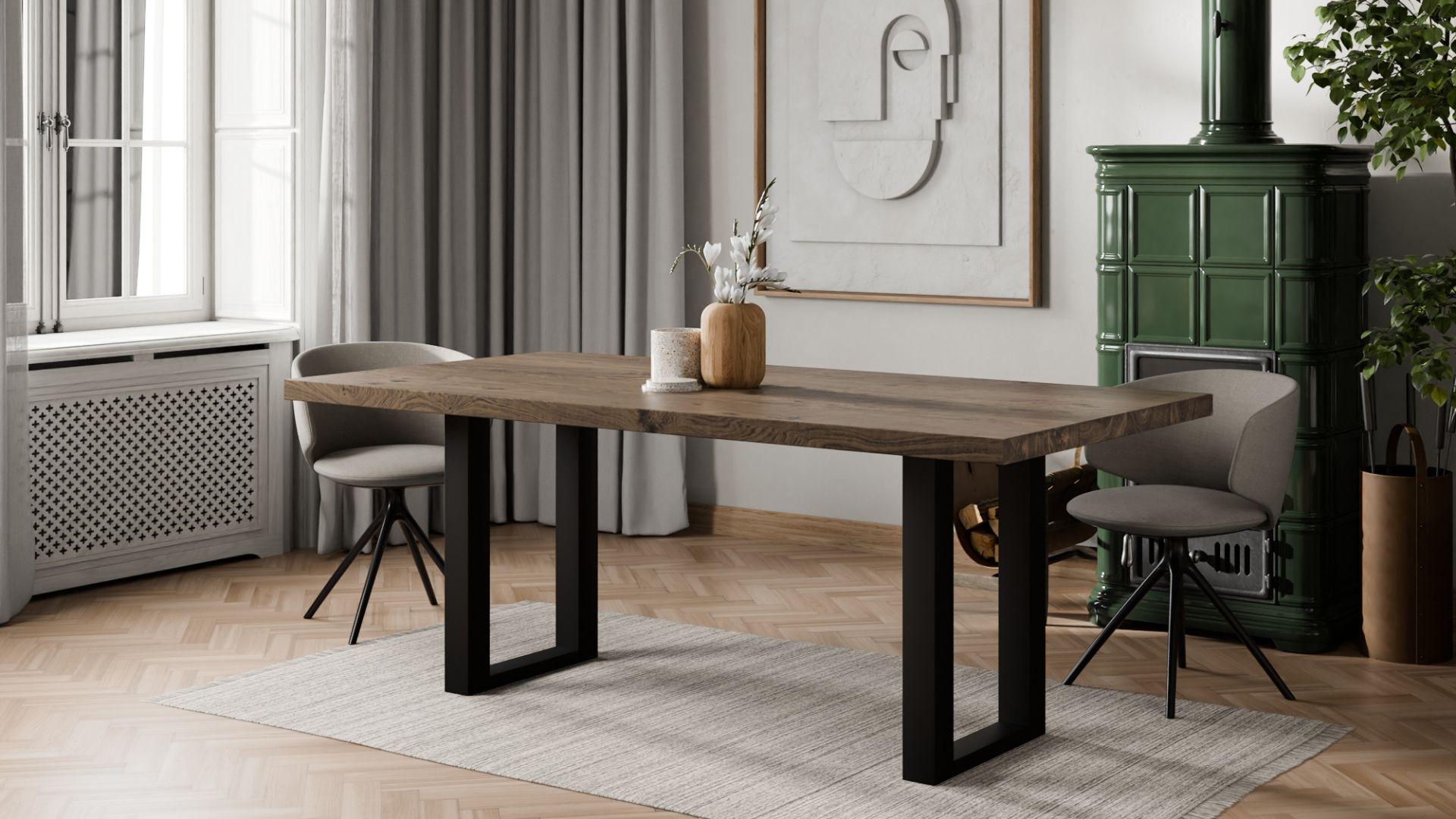 Ambachtelijke tafel in stijlvol interieur