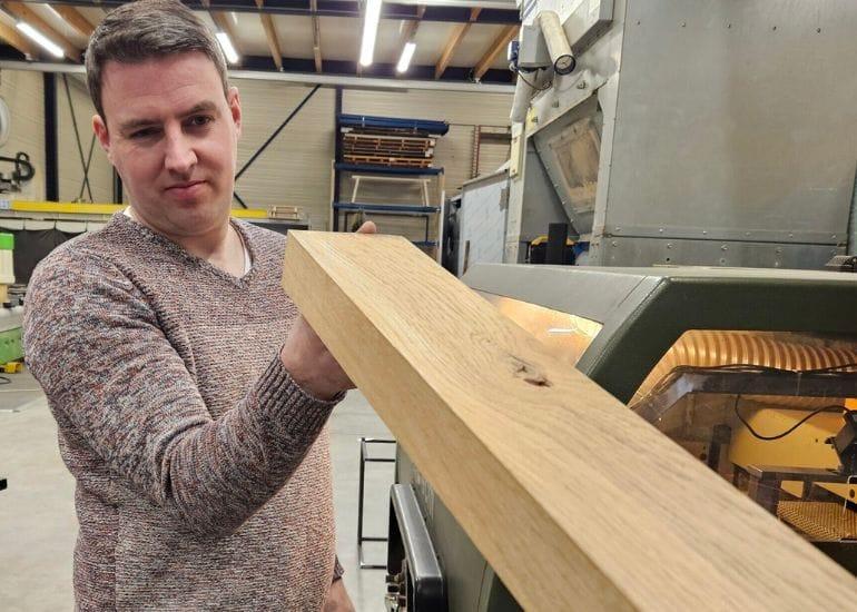 Vakman aan het werk in de werkplaats